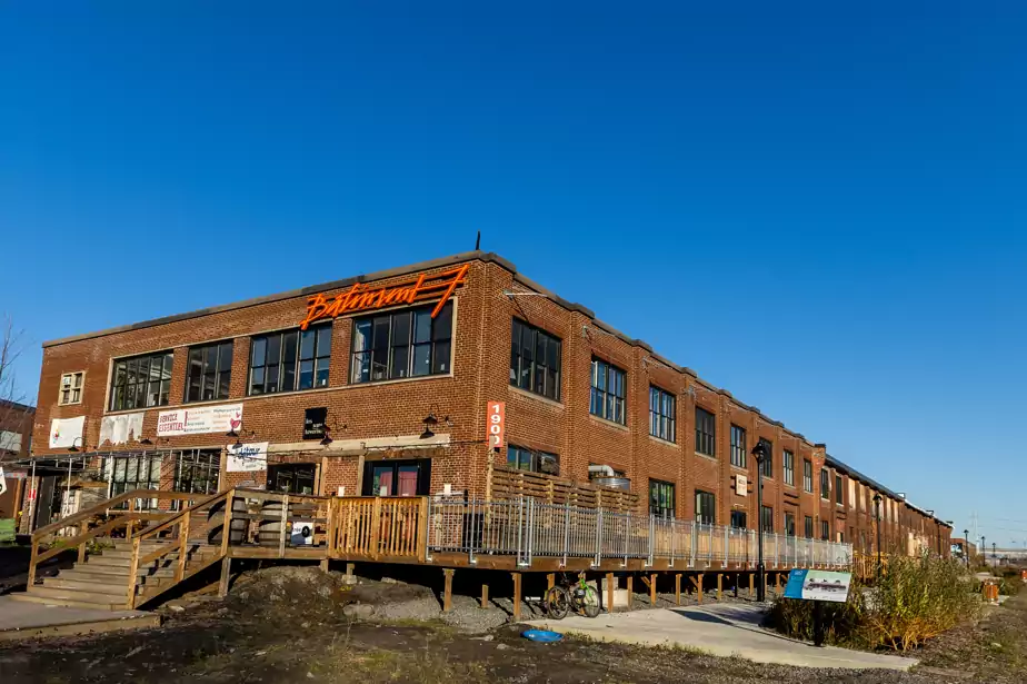 Bâtiment dans
            Point-Saint-Charles. Un collectif de femme and personnes queers y
            pratiques, art, agriculture et diverses activités.