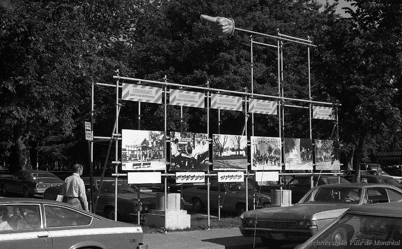 Exposition Corridart de 1976 à
            Montréal. On y voit des échafauds qui servent à accrocher les
            oeuvres des artistes, installé sur la rue Sherbrooke